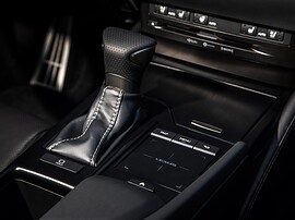 Lexus ES 3.5 AT F Sport: Консоль с селектором и тачпадом