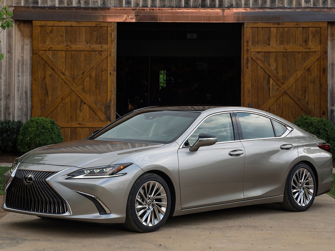 Lexus ES (VII поколение, 2018 - 2021 г.в.): Три четверти спереди у деревянного сарая