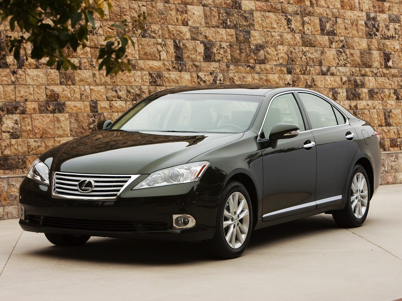 Lexus ES (V поколение, 2009 - 2012 г.в.): Три четверти спереди у каменной стены
