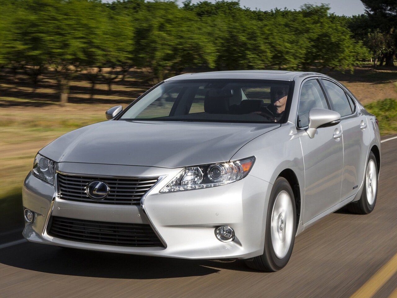 Lexus ES 2.5 AT 250 (Luxury): Три четверти спереди в движении у деревьев