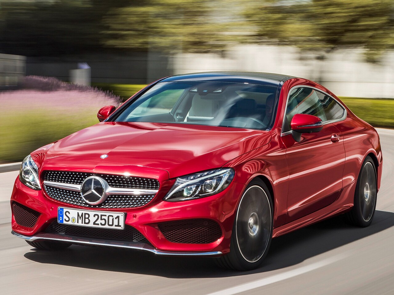 Mercedes-Benz C-класс купе 2.0 4MATIC AT C 200: Три четверти спереди в движении, красный кузов