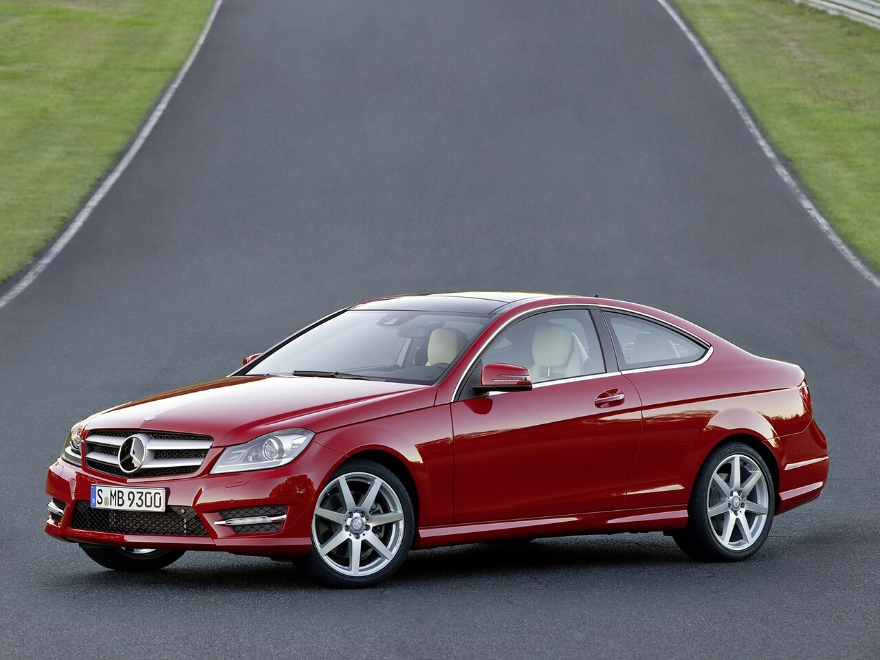 Mercedes-Benz C-класс купе 1.8 CGI AT C 250: Три четверти спереди на дороге у холма, красный кузов