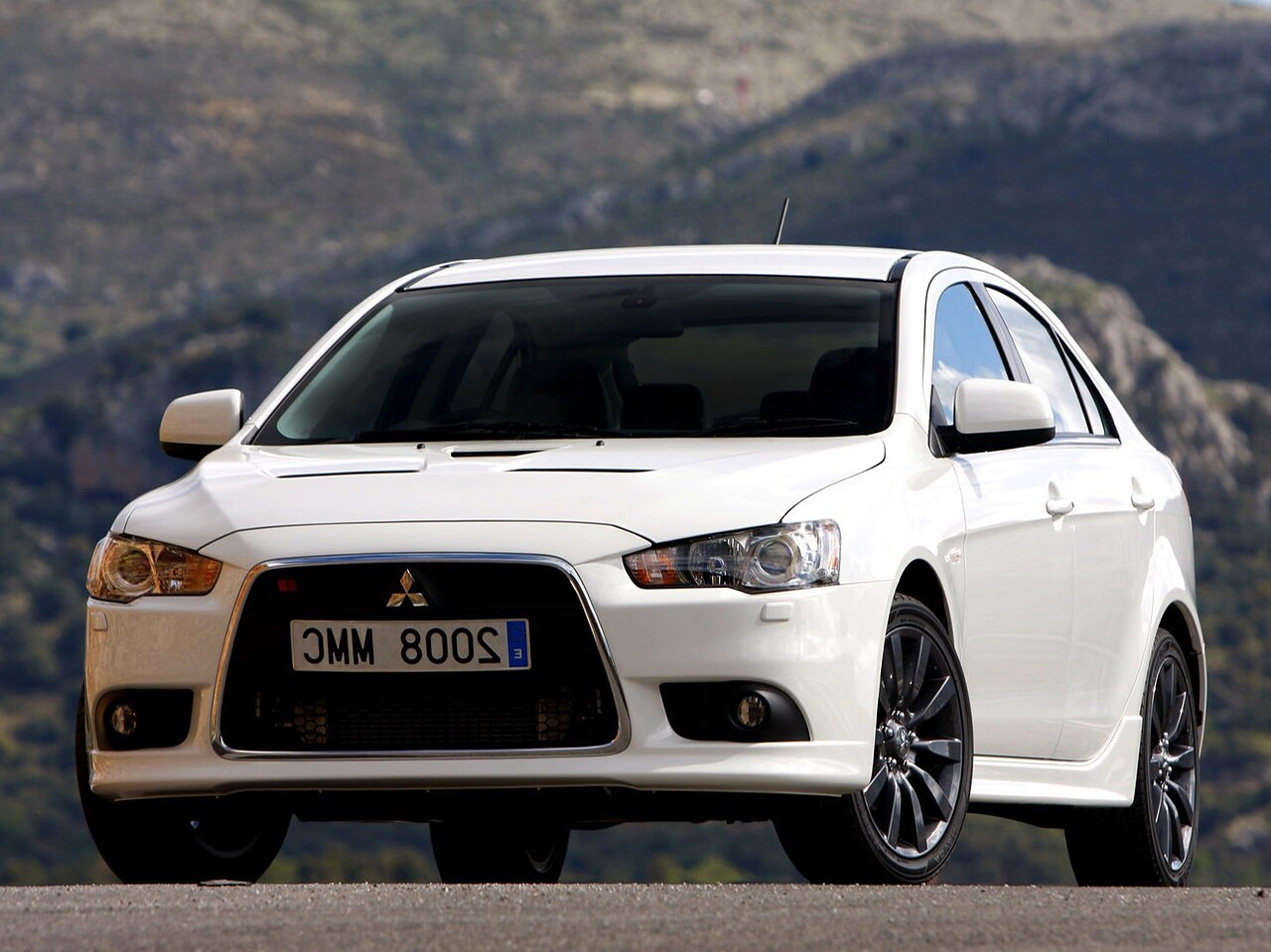 Mitsubishi Lancer Ralliart хэтчбек 5-дв. 2.0 AT S01: Три четверти спереди на фоне гор