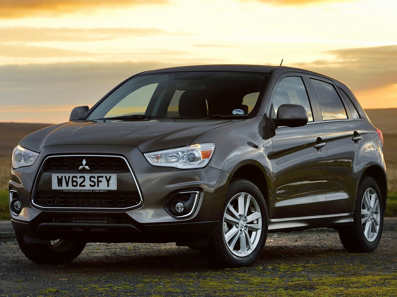 Mitsubishi ASX (I поколение рестайлинг, 2014 - 2016 г.в.): Три четверти спереди в поле на закате