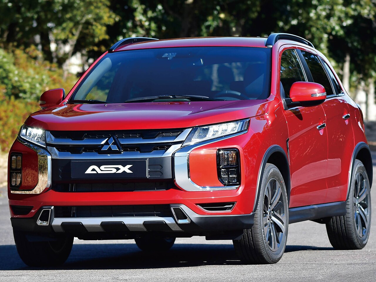 Mitsubishi ASX 1.6 MT Invite: Три четверти спереди на городской улице, красный кузов