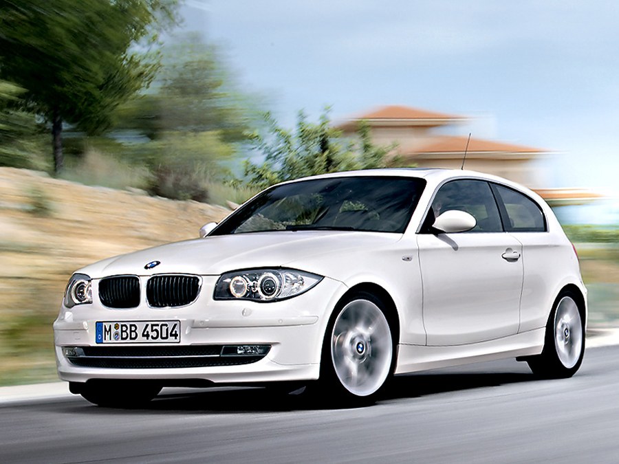 BMW 1-я серия хэтчбек 3-дв. 1.6i MT 116i: вид спереди сбоку в движении