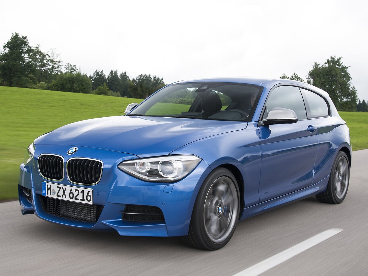 BMW 1-я серия 3-дв. 1.6 MT 118i (Urban): вид спереди сбоку на дороге