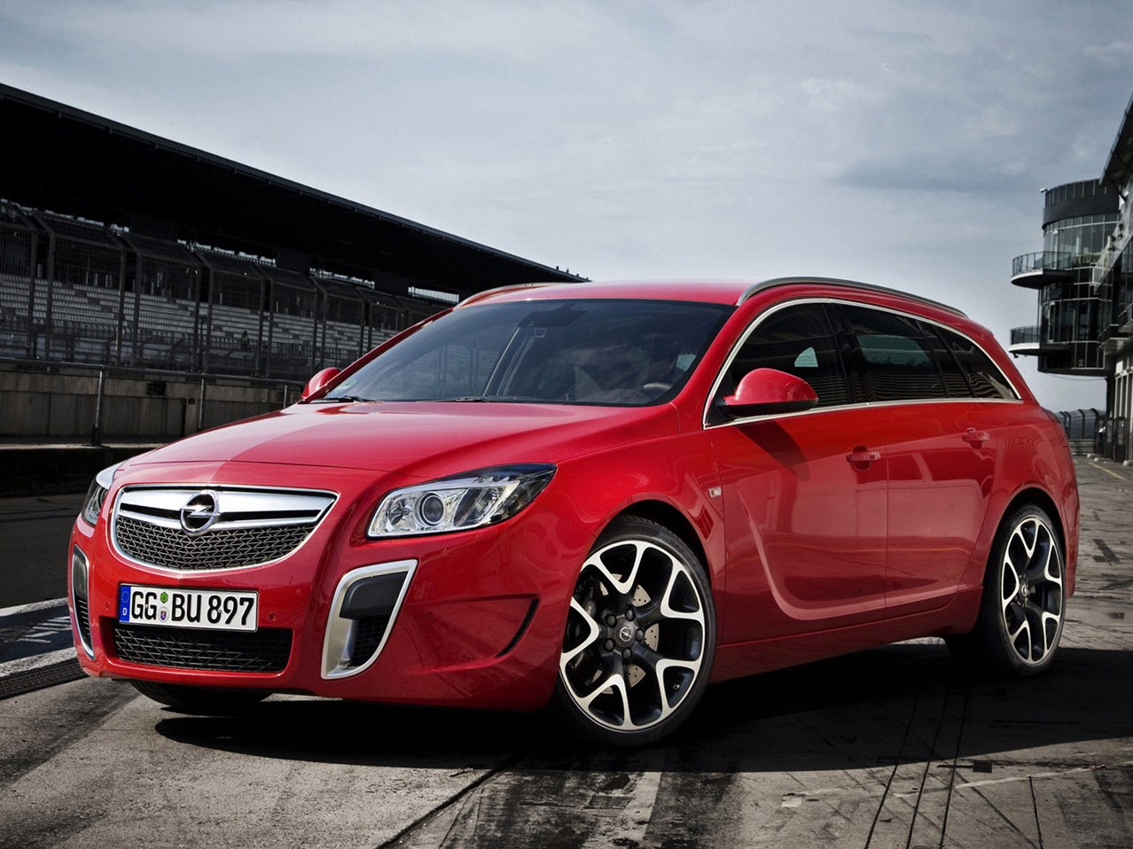 Opel Insignia OPC универсал 2.8 Turbo 4x4 MT: Три четверти спереди на площадке, красный кузов