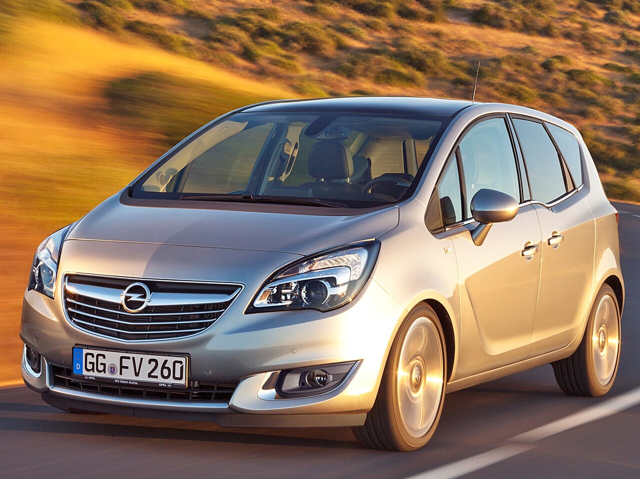 Opel Meriva (II поколение рестайлинг, 2014 - 2015 г.в.): Три четверти спереди в движении, серебристый кузов