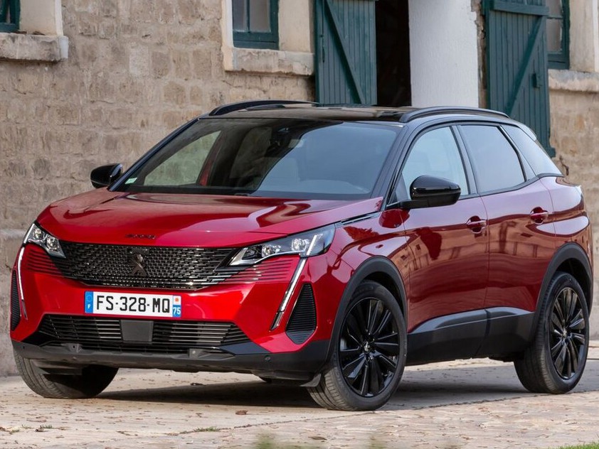 Peugeot 3008 1.6 AT GT: Три четверти спереди, красный кузов
