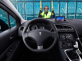 Peugeot 3008 1.6 THP MT Active: Салон, вид через руль