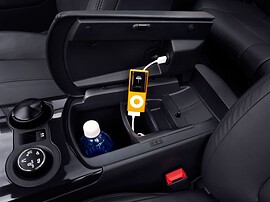 Peugeot 3008 1.6 THP MT Active: Бокс в центральной консоли
