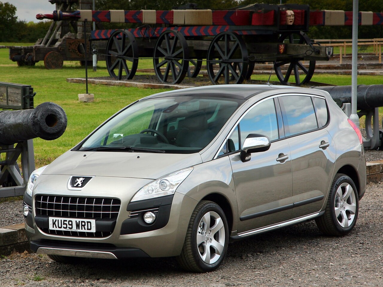 Peugeot 3008 1.6 THP MT Active: Три четверти спереди, бежевый кузов