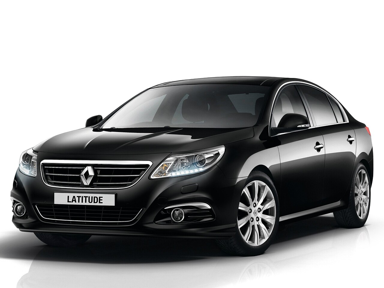 Renault Latitude 2.0 AT Dynamique: Три четверти спереди в студии, чёрный кузов