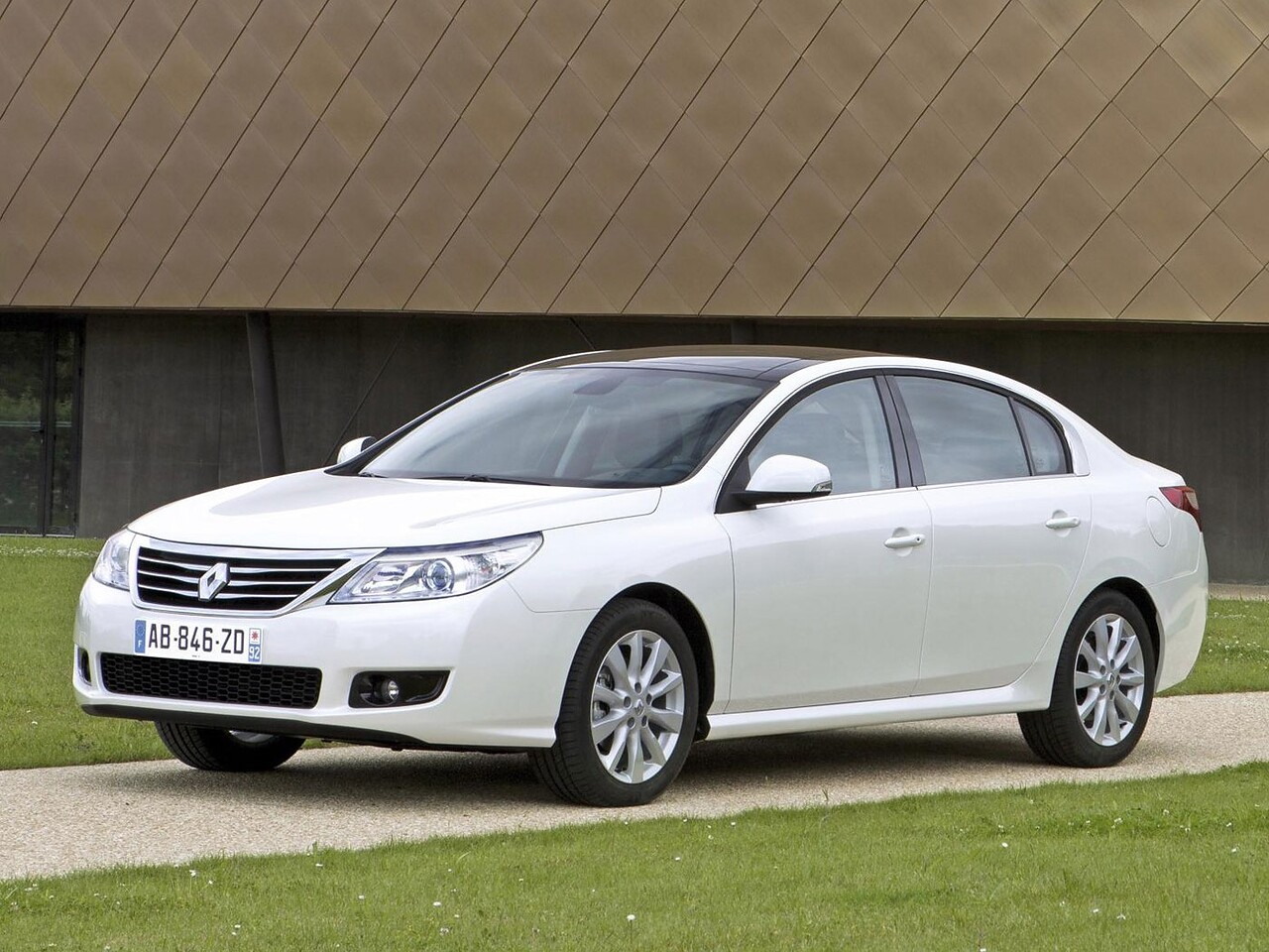 Renault Latitude 2.0 AT Expression: Три четверти спереди, белый кузов
