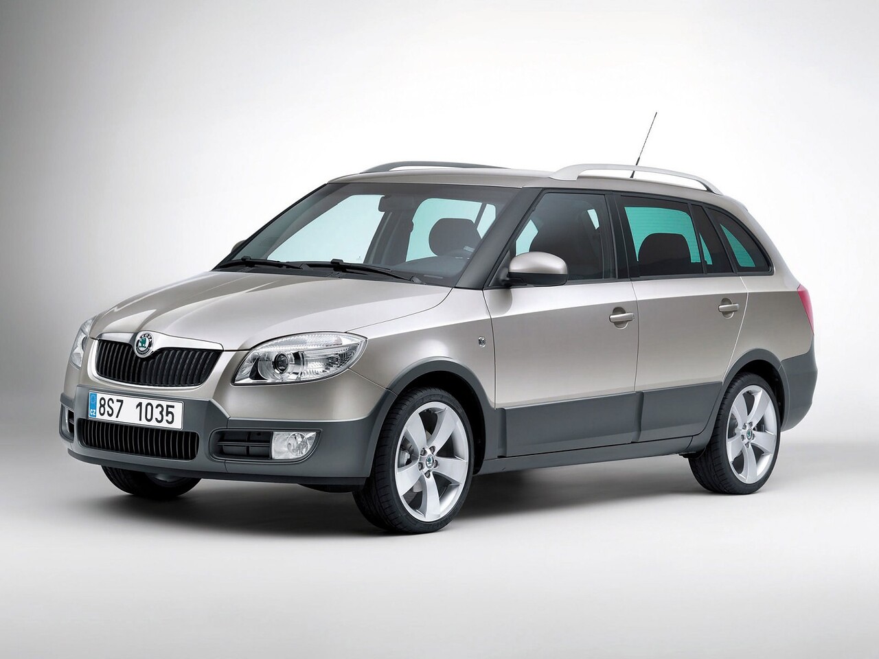 Skoda Fabia Scout 1.2 TSI MT: Три четверти спереди в студии, серебристый кузов