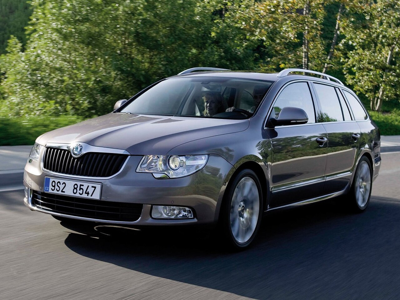 Skoda Superb универсал 2.0 TDI AT Elegance: Три четверти спереди в движении