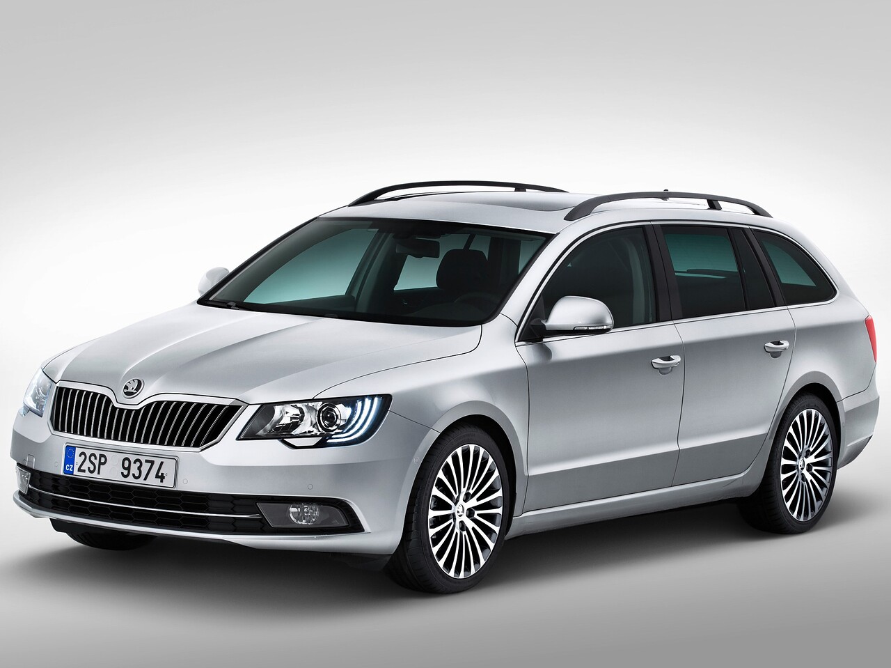 Skoda Superb универсал 1.8 TSI MT Ambition: Три четверти спереди в студии, серебристый кузов