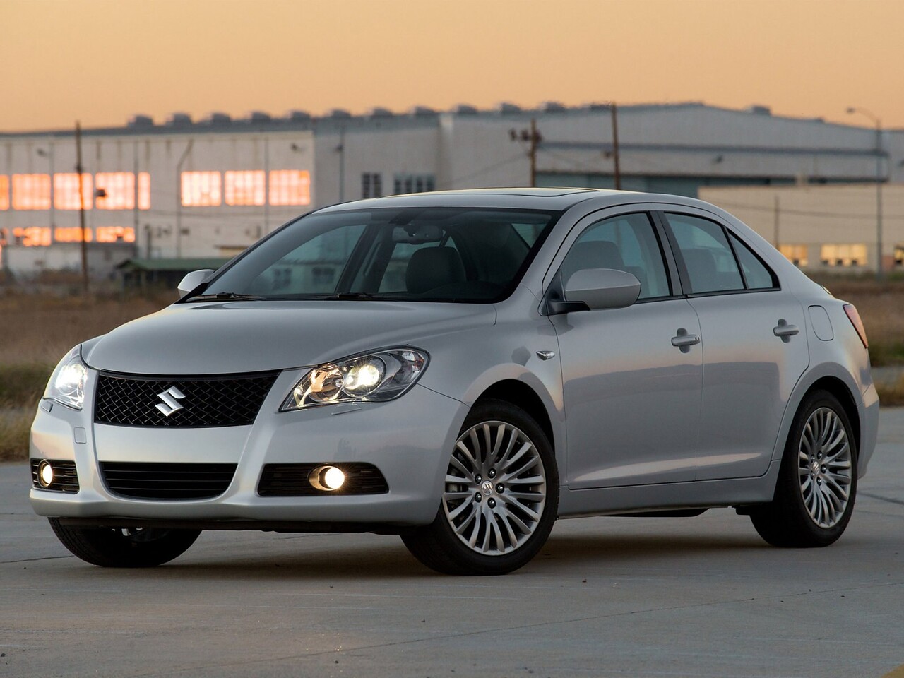 Suzuki Kizashi 2.4 4x4 AT SDLX: Три четверти спереди вечером