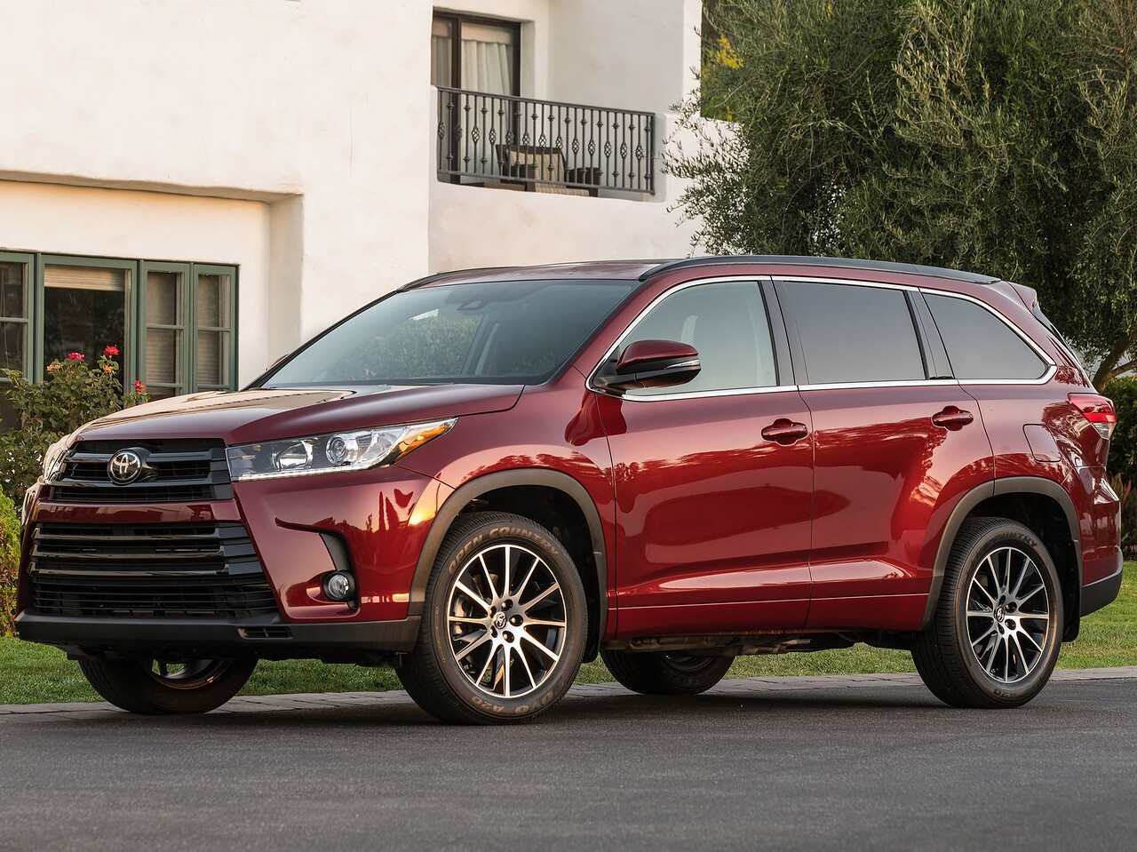 Toyota Highlander (III поколение рестайлинг, 2016 - 2020 г.в.): Три четверти спереди, красный кузов