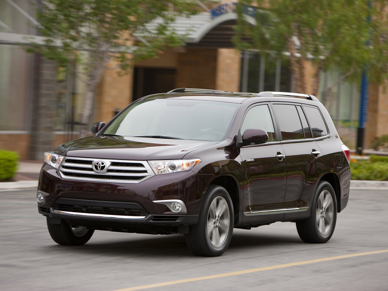 Toyota Highlander (II поколение, 2007 - 2014 г.в.): Три четверти спереди в движении, бордовый кузов