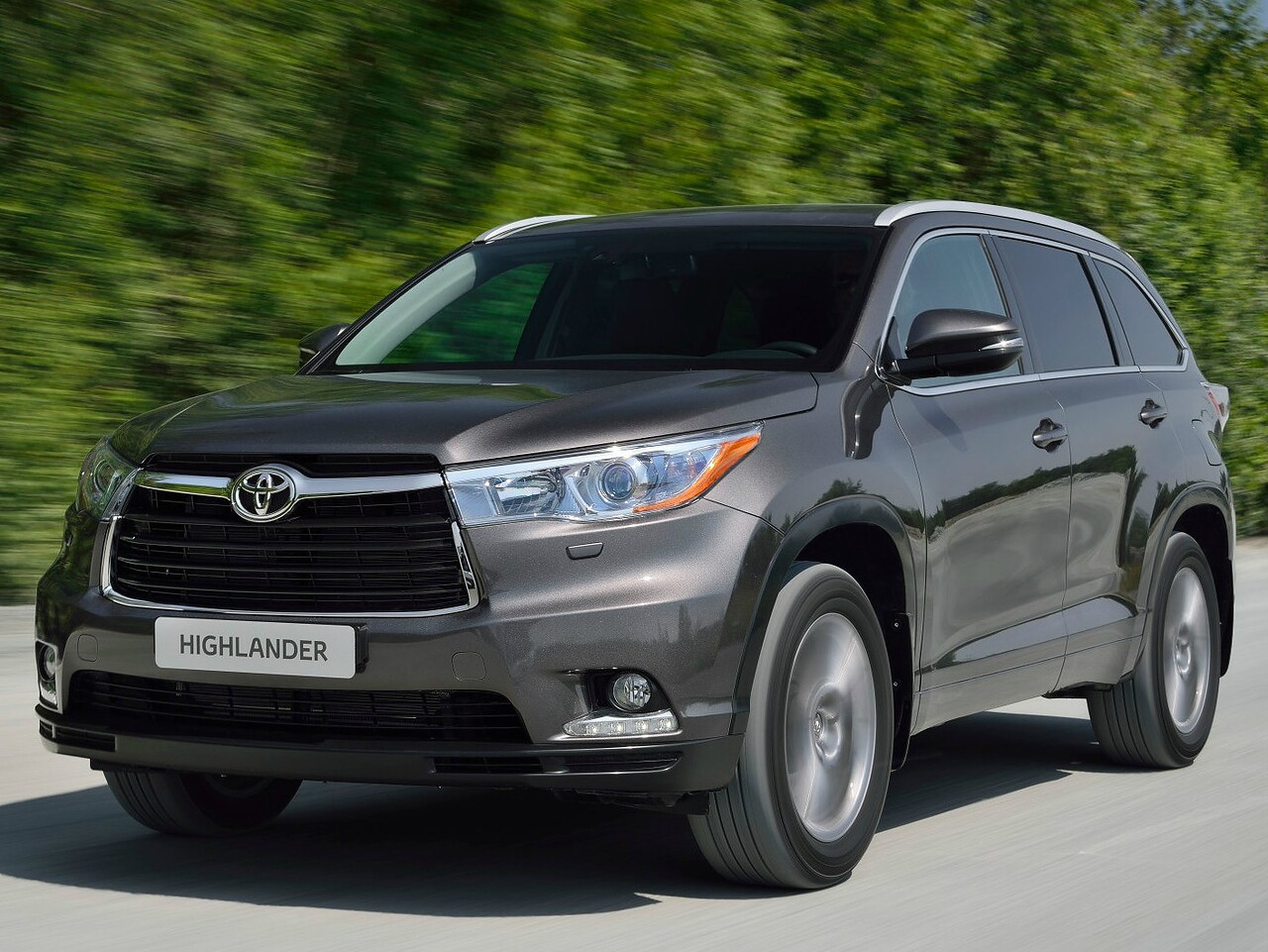 Toyota Highlander (III поколение, 2014 - 2016 г.в.): Три четверти спереди в движении, серый кузов