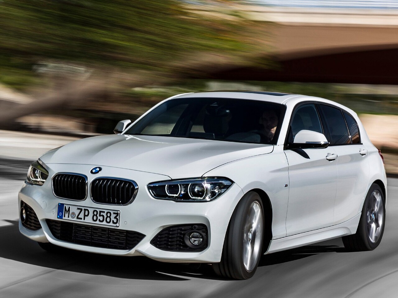 BMW 1-я серия 1.6 MT 118i (Base): вид спереди сбоку в движении