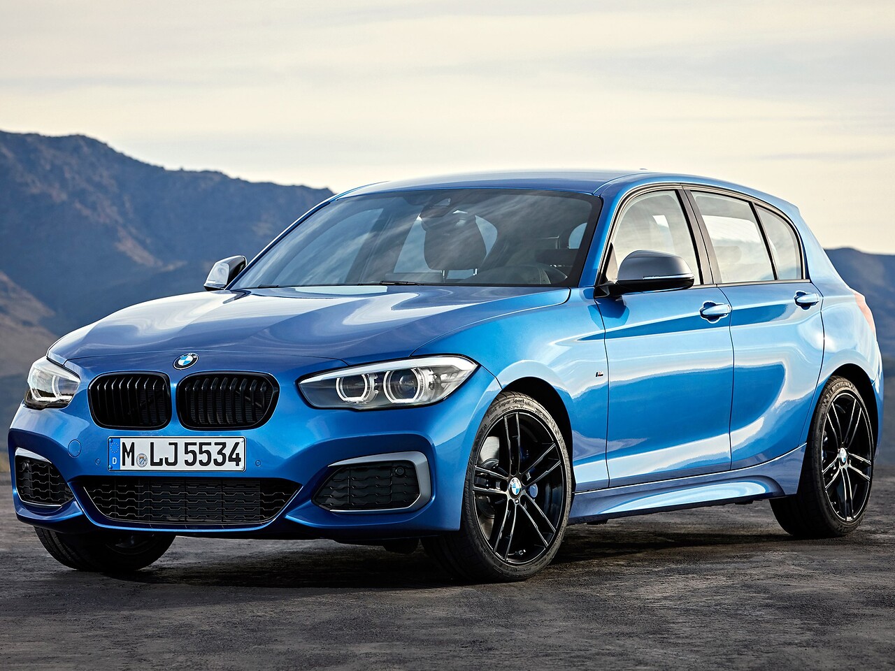 BMW 1-я серия хэтчбек 5-дв. 1.5 MT Base (118i): вид спереди сбоку на дороге