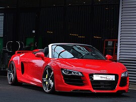 Audi R8 Spyder 4.2 FSI quattro AT: Три четверти спереди, красный кузов