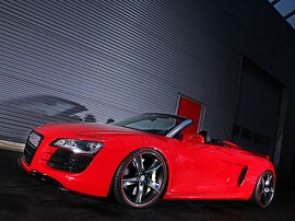 Audi R8 Spyder 4.2 FSI quattro AT: Три четверти спереди снизу, красный кузов