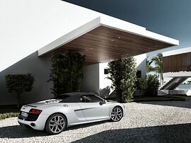 Audi R8 Spyder 4.2 FSI quattro AT: Три четверти спереди у современного дома, серебристый кузов