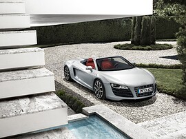 Audi R8 Spyder 4.2 FSI quattro AT: Три четверти спереди сверху у бассейна