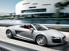 Audi R8 Spyder 4.2 FSI quattro AT: Профиль в движении у здания