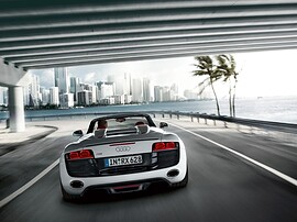 Audi R8 Spyder 4.2 FSI quattro AT: Сзади три четверти на набережной