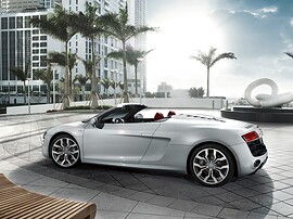 Audi R8 Spyder 4.2 FSI quattro AT: Профиль на площади