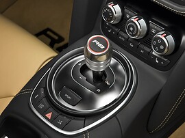 Audi R8 Spyder 4.2 FSI quattro AT: Центральная консоль и селектор