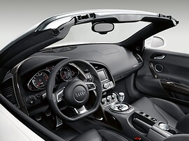 Audi R8 Spyder 4.2 FSI quattro AT: Салон сверху, чёрные сиденья