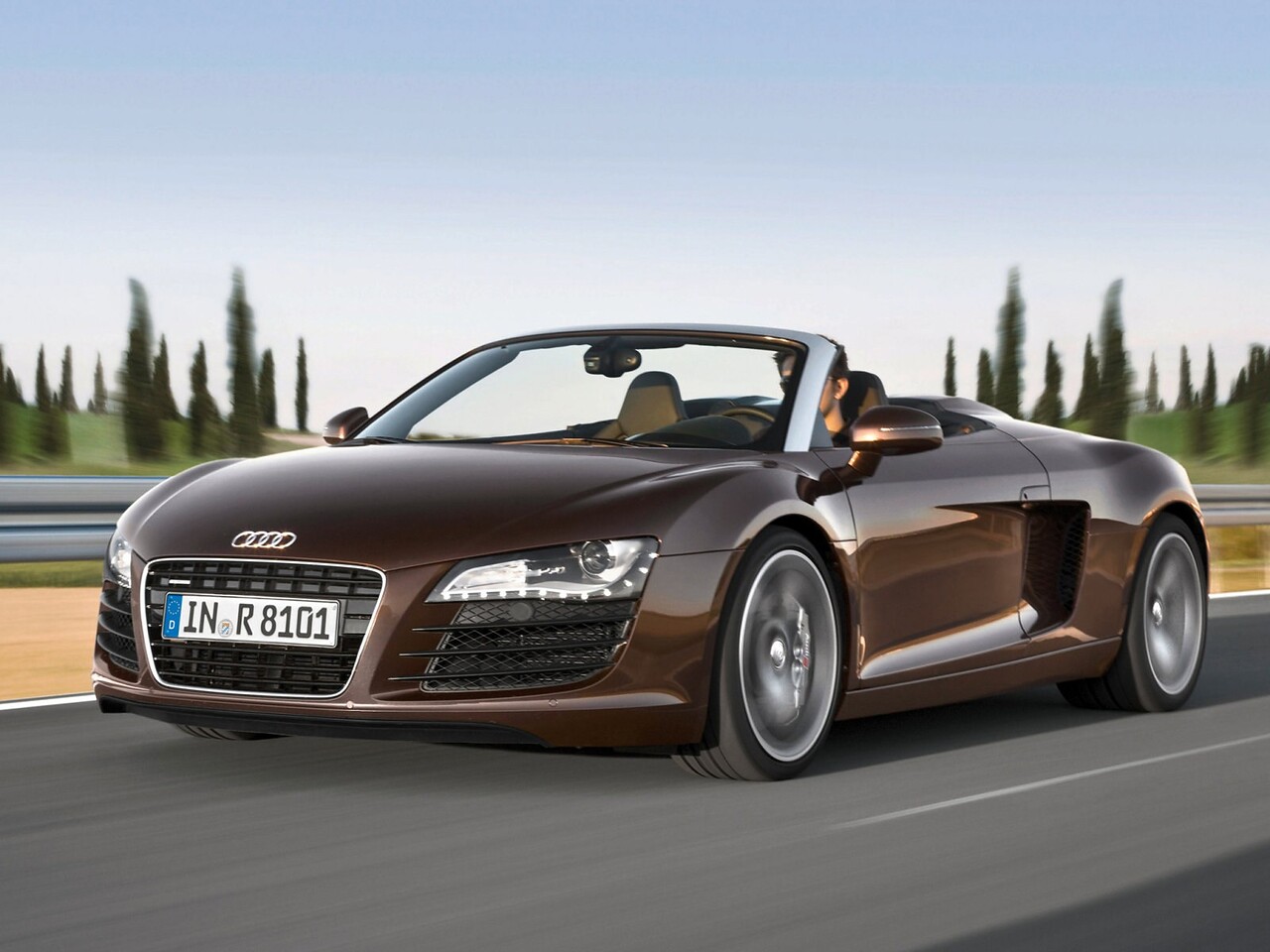 Audi R8 Spyder 4.2 FSI quattro AT: Три четверти спереди на дороге
