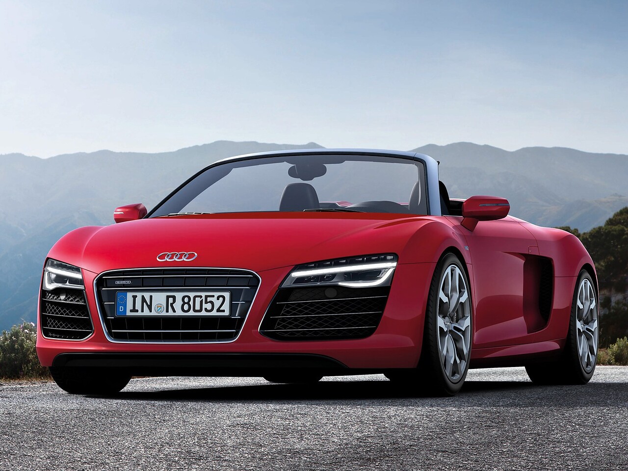 Audi R8 Spyder 5.2 FSI quattro AT: Три четверти спереди на фоне гор, красный кузов
