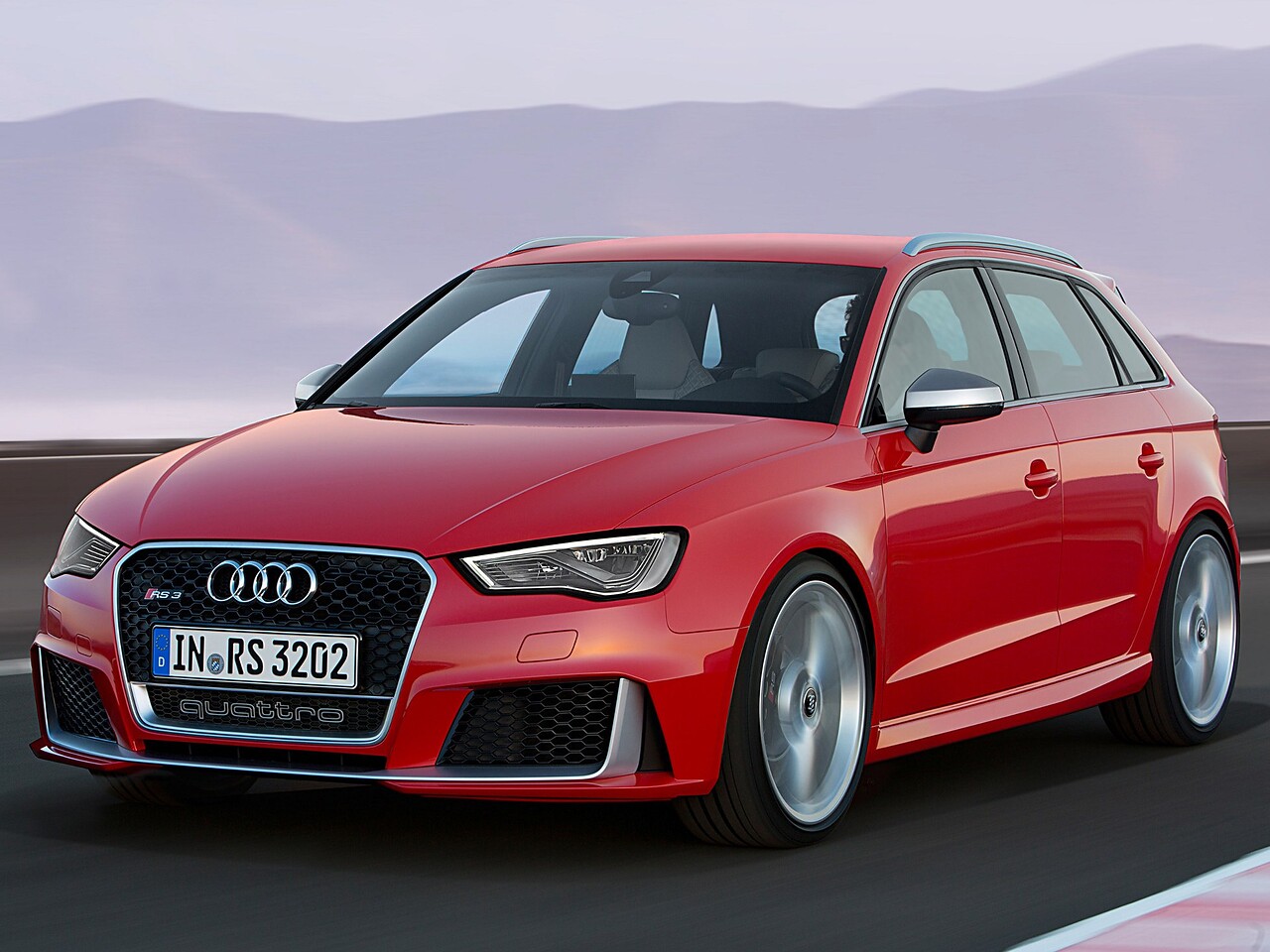Audi RS3 хэтчбек 5-дв. 2.5 TFSI quattro AT: Три четверти спереди на закате, красный кузов