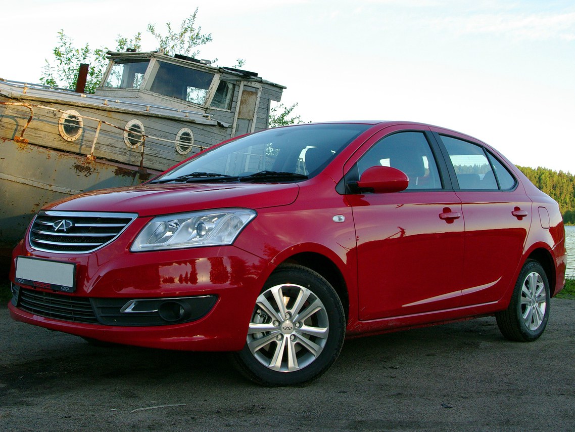 Chery Bonus (III поколение, 2014 - 2016 г.в.): Три четверти спереди у воды, красный кузов