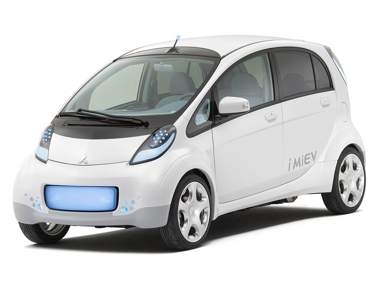 Mitsubishi i-MiEV (I поколение, 2009 - 2016 г.в.): Три четверти спереди в студии, белый кузов