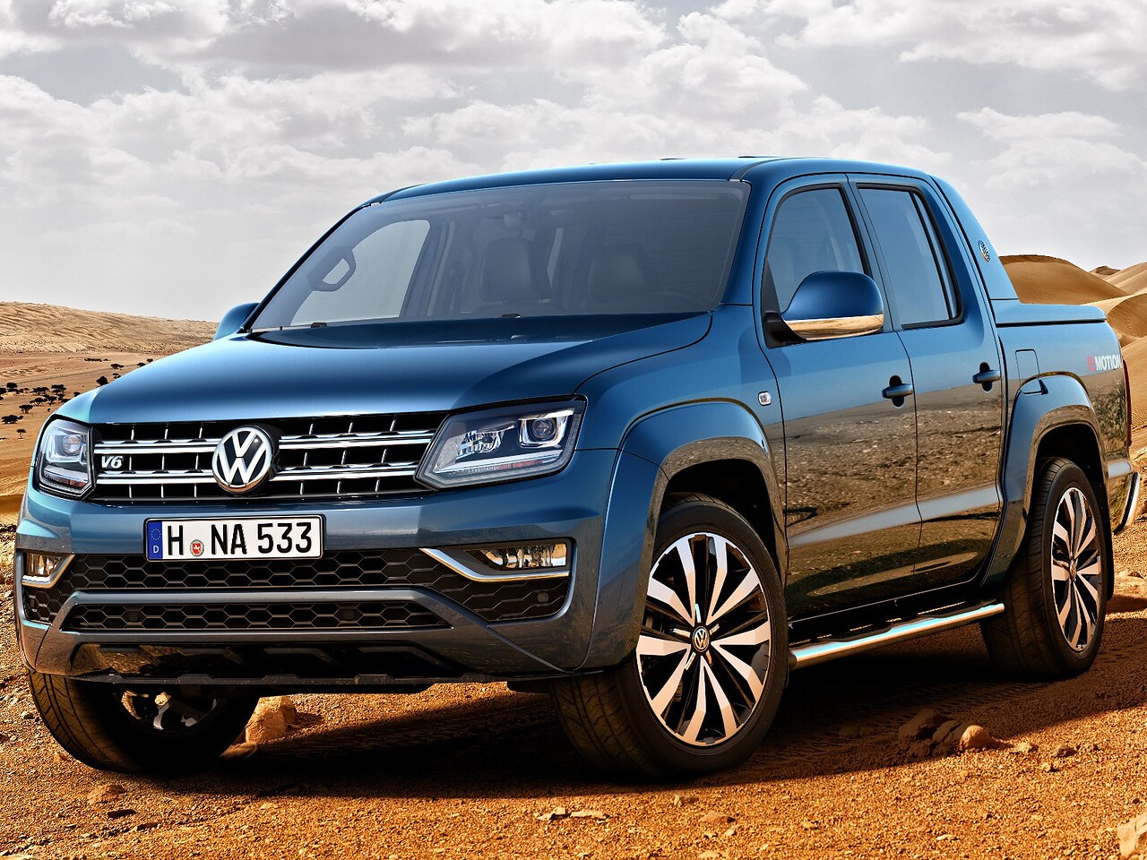 Volkswagen Amarok 2.0 BiTDI (180 л.с.) MT Comfortline: Три четверти спереди на закате, синий кузов
