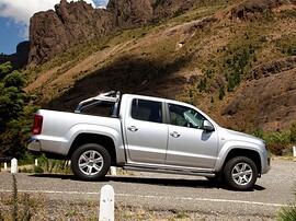 Volkswagen Amarok (I поколение, 2010 - 2016 г.в.): Три четверти спереди у скалы, серебристый кузов