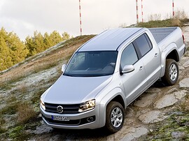 Volkswagen Amarok (I поколение, 2010 - 2016 г.в.): Три четверти спереди на склоне, серебристый кузов