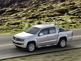 Volkswagen Amarok (I поколение, 2010 - 2016 г.в.): Три четверти спереди в движении, серебристый кузов