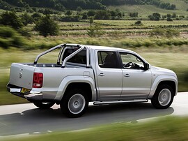 Volkswagen Amarok (I поколение, 2010 - 2016 г.в.): Сзади три четверти в движении, серебристый кузов