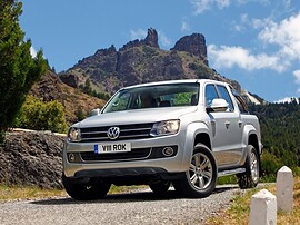 Volkswagen Amarok (I поколение, 2010 - 2016 г.в.): Три четверти спереди на фоне гор, серебристый кузов