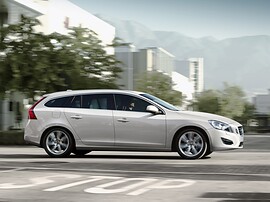 Volvo V60 (I поколение, 2010 - 2014 г.в.): Профиль на городской улице, серебристый кузов