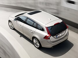 Volvo V60 (I поколение, 2010 - 2014 г.в.): Сзади сверху у ограждения, серебристый кузов
